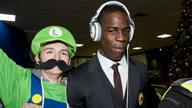 Mario Balotelli disambut fans Skotlandia berkostum "Luigi"