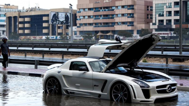 Mercedes SLS AMG yang mogok setelah menerobos genangan air