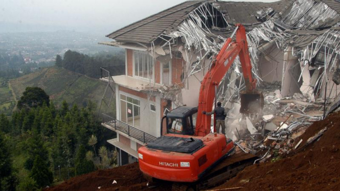 Pembongkaran vila liar Puncak Bogor