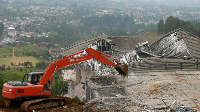 Pembongkaran villa liar di Puncak Bogor