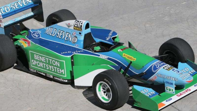 Benetton-Cosworth Ford B194 ditunggangi Michael Schumacher saat F1 musim 1994