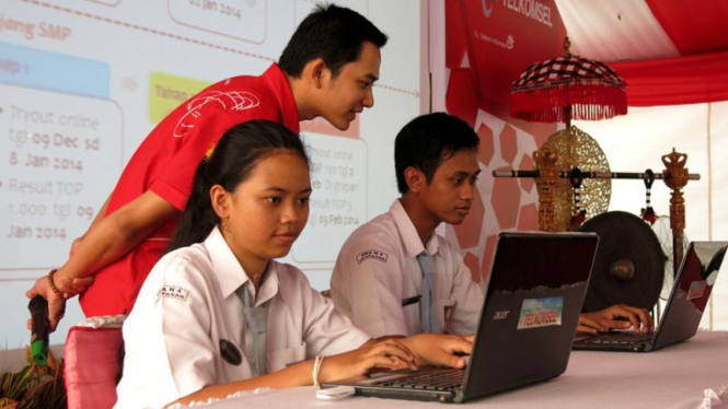 Dua pelajar SMAN 4 Denpasar sedang melakukan Try Out secara online