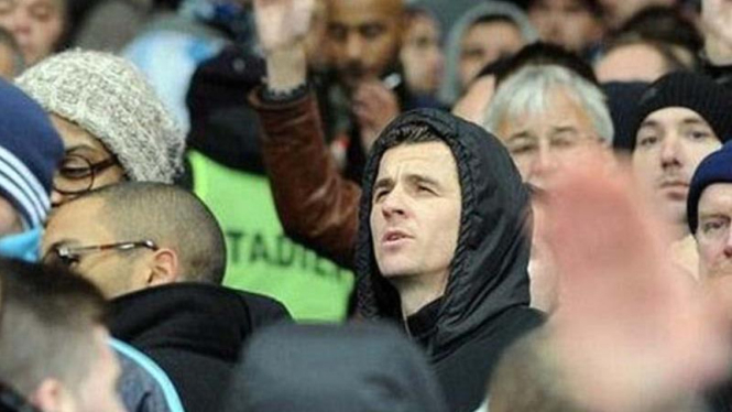 Joey Barton menyaksikan laga Arsenal vs Olympique Marseille di Emirates Stadium