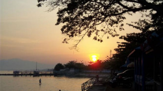 Fajar Indah di Pantai Dampo Awang