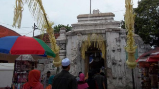 Gapura Berhias Janur Dalam Haul Sunan Bonang