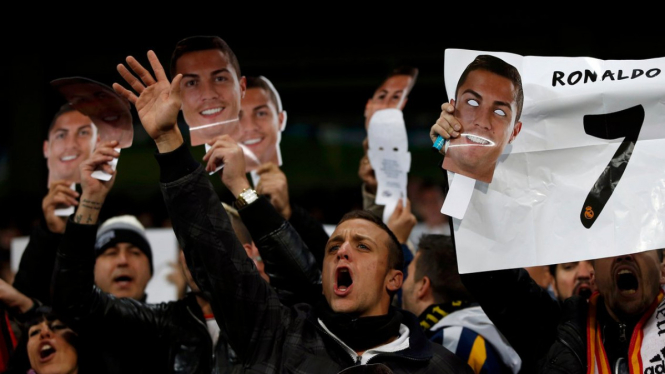 Suporter Real Madrid mendukung Cristiano Ronaldo