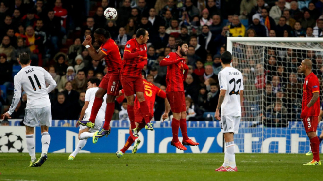 Gareth Bale (kiri) membobol gawang Galatasaray