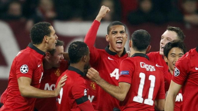 Pemain Manchester United merayakan gol Chris Smalling