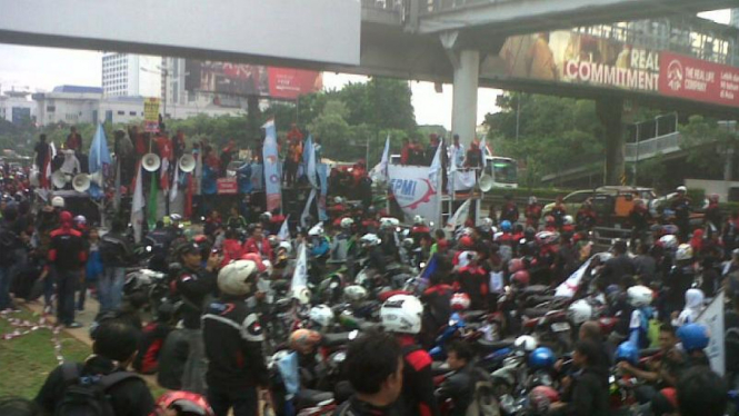 Buruh blokir Jalan Gatot Subroto