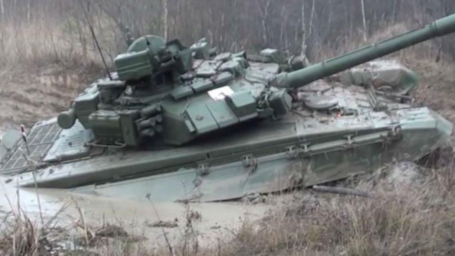 Tank tentara Rusia terperangkap di kubangan lumpur