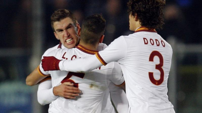 Pemain AS Roma, Kevin Strootman, merayakan golnya