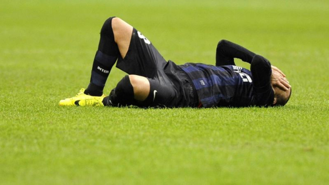Pemain Inter Milan, Rodrigo Palacio, tergeletak di lapangan
