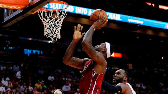 Pemain Miami Heat, LeBron James mencetak poin.