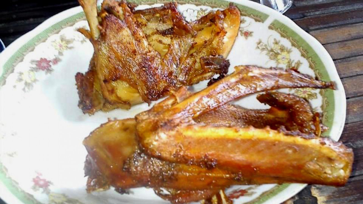 VIDEO: Nikmatnya Menyantap Entok Goreng dengan Nasi Hangat