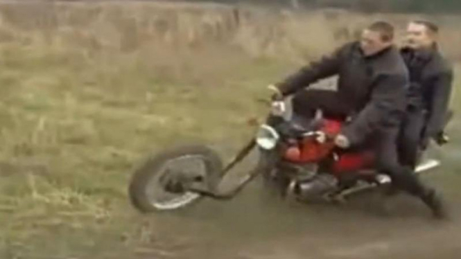 Cuplikan video stuntman di Rusia