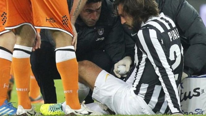 Pemain Juventus, Andrea Pirlo, saat cedera melawan Udinese