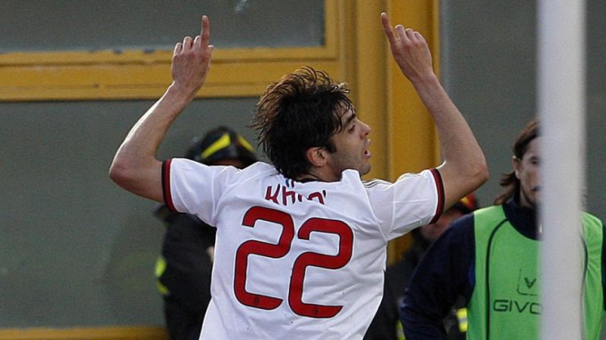 Pemain AC Milan, Kaka, merayakan golnya ke gawang Catania