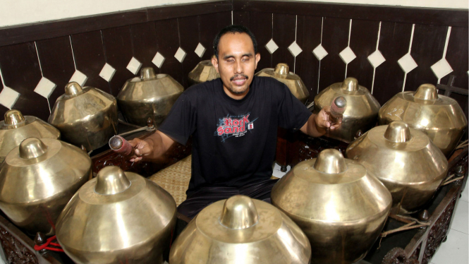 Rasino sedang bermain gamelan