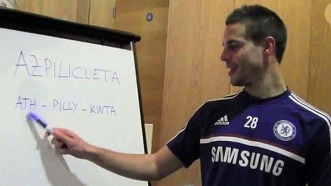 Cesar Azpilicueta memandu untuk mengeja namanya lewat video