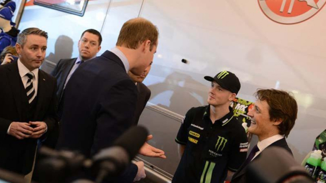 Pembalap MotoGP, Bradley Smith (pakai topi) bertemu Pangeran William
