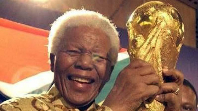 Nelson Mandela mengusung trofi Piala Dunia [foto ilustrasi]