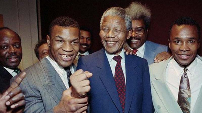 Mike Tyson bertemu dengan Nelson Mandela pada 22 Juni 1990