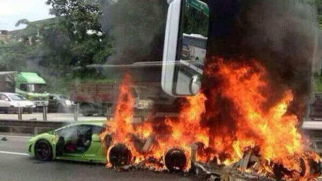 Tiga Lamborghini terbakar di jalan tol Malaysia