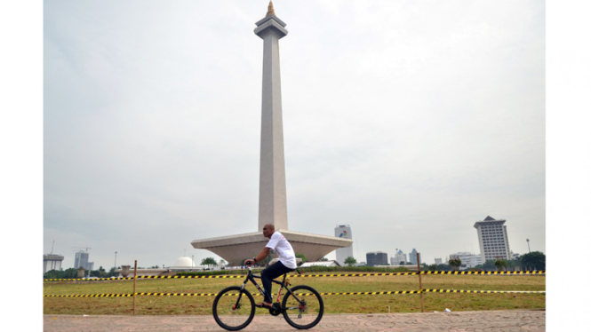 Sabar Gorky Tunda Panjat Monas