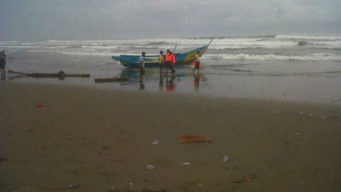 Petugas melakukan pengamatan di Pantai Ciawi, Garut.