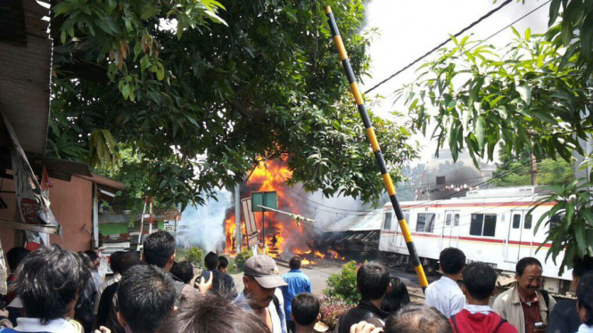 Truk elpiji terbakar setelah tertabrak kereta di perlintasan KA Bintaro, Senin 9 Desember 2013