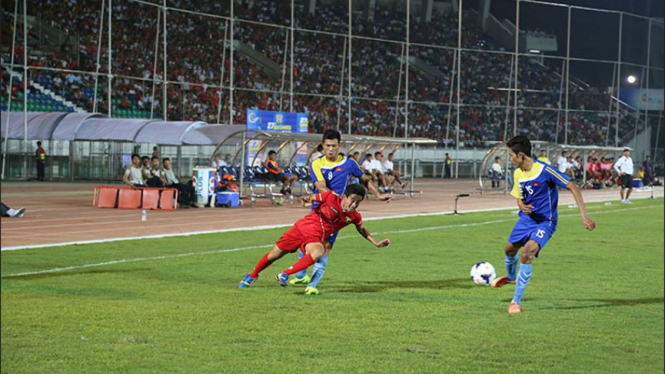 Timnas Myanmar melawan Kamboja di SEA Games 2013