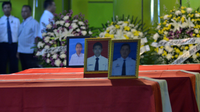 Pegawai PT KAI melakukan pelepasan jenazah masinis Darman Prasetyo, Asisten masinis Agus Suroto, dan teknisi Sofyan Hadi, di Stasiun Gambir, Jakarta, Selasa (10/12/2013).