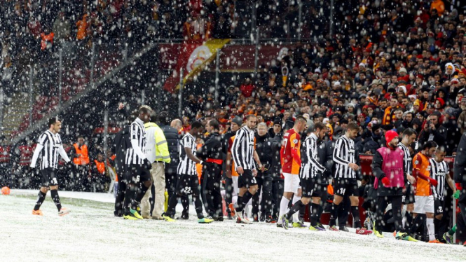Laga Galatasaray melawan Juventus dihentikan karena salju
