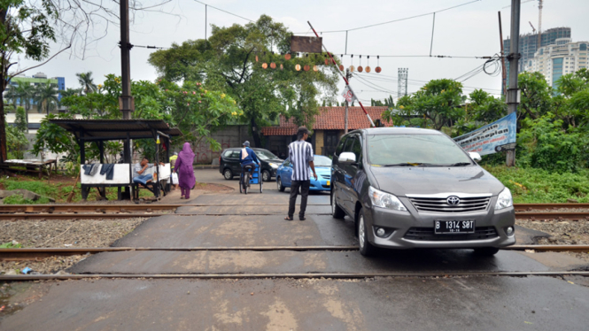 Perlintasan Kereta Dijaga dengan Insting