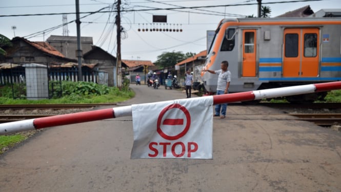 Perlintasan Kereta Dijaga dengan Insting