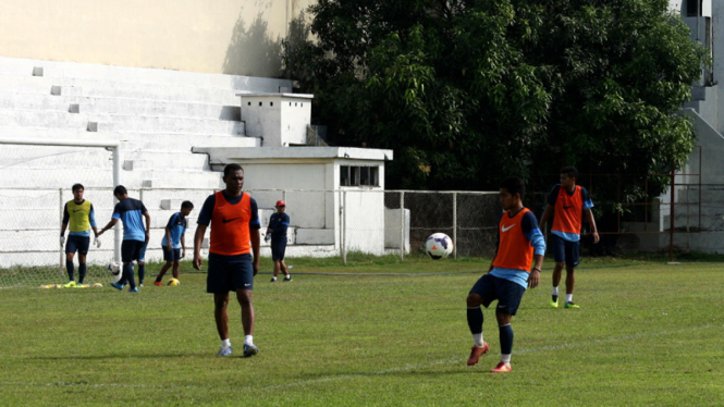 pemain timnas berlatih di myanmar, 11 desember 2013