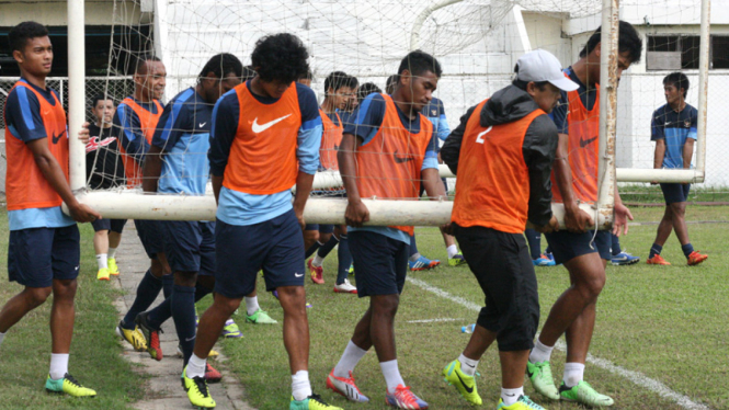 pemain timnas berlatih di myanmar, 11 desember 2013