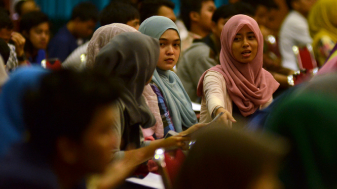 Mahasiswa mengikuti seminar.