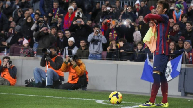 Pemain Barcelona, Neymar, saat bermain dengan bendera sepak pojok