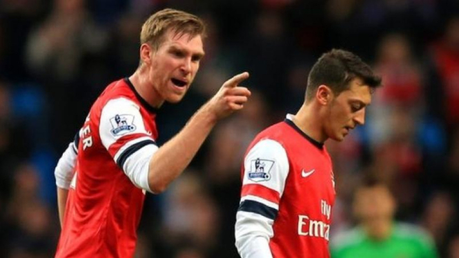 Pemain Arsenal, Mesut Oezil (kanan) dan Per Mertesacker