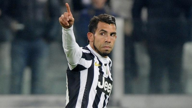 Pemain Juventus, Carlos Tevez, usai mencetak gol