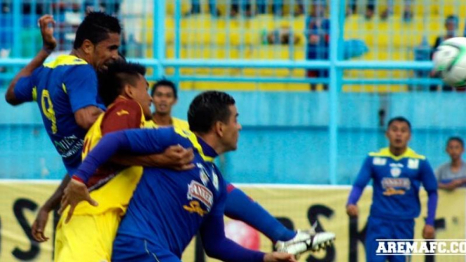Pemain Arema Indonesia, Beto Gonchalves, mencetak gol ke gawang Sriwijaya FC