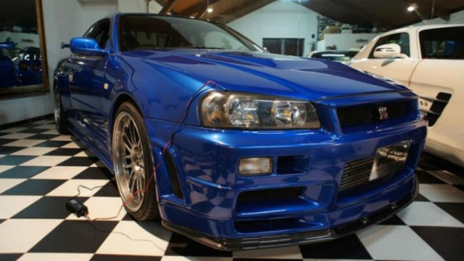 Nissan Skyline GT-R varian R34 Paul Walker di Fast and Furious