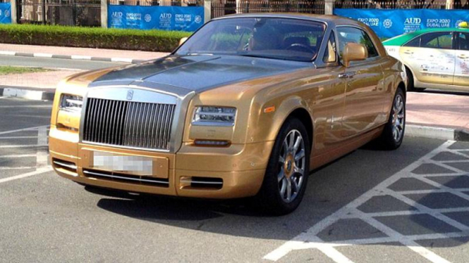 Rolls-Royce warna emas yang parkir di American University of Dubai