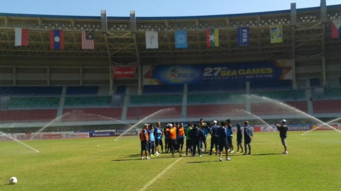 Latihan Timnas Indonesia U-23 ditengah guyuran penyemprot rumput