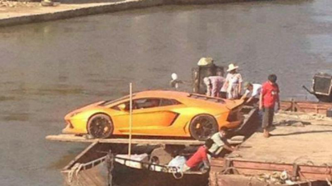 Lamborghini Aventador diangkut dengan kapal nelayan.