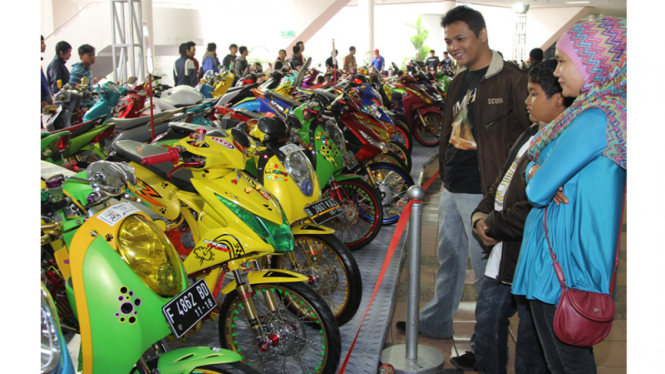 Pengunjung menyaksikan motor modifikasi peserta HOCS 2013 di Bandung.