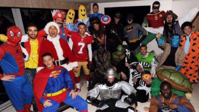 Para pemain Arsenal dengan kostum superhero.
