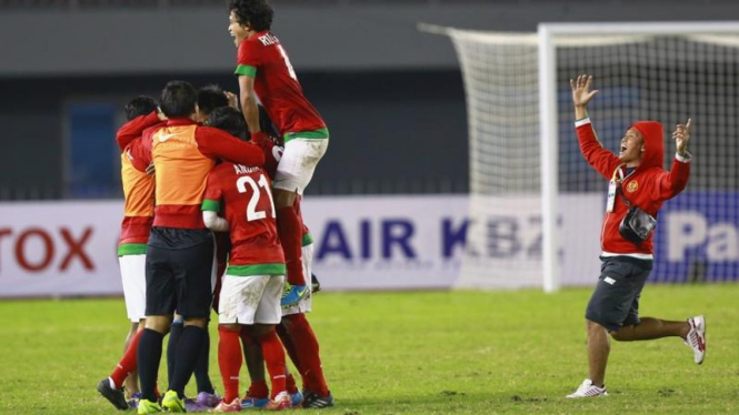 Pemain Timnas Indonesia U-23 merayakan kemenangan