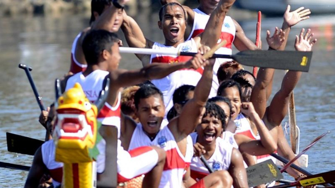 Indonesia berhasil memenangkan lomba perahu naga di SEA Games 2013